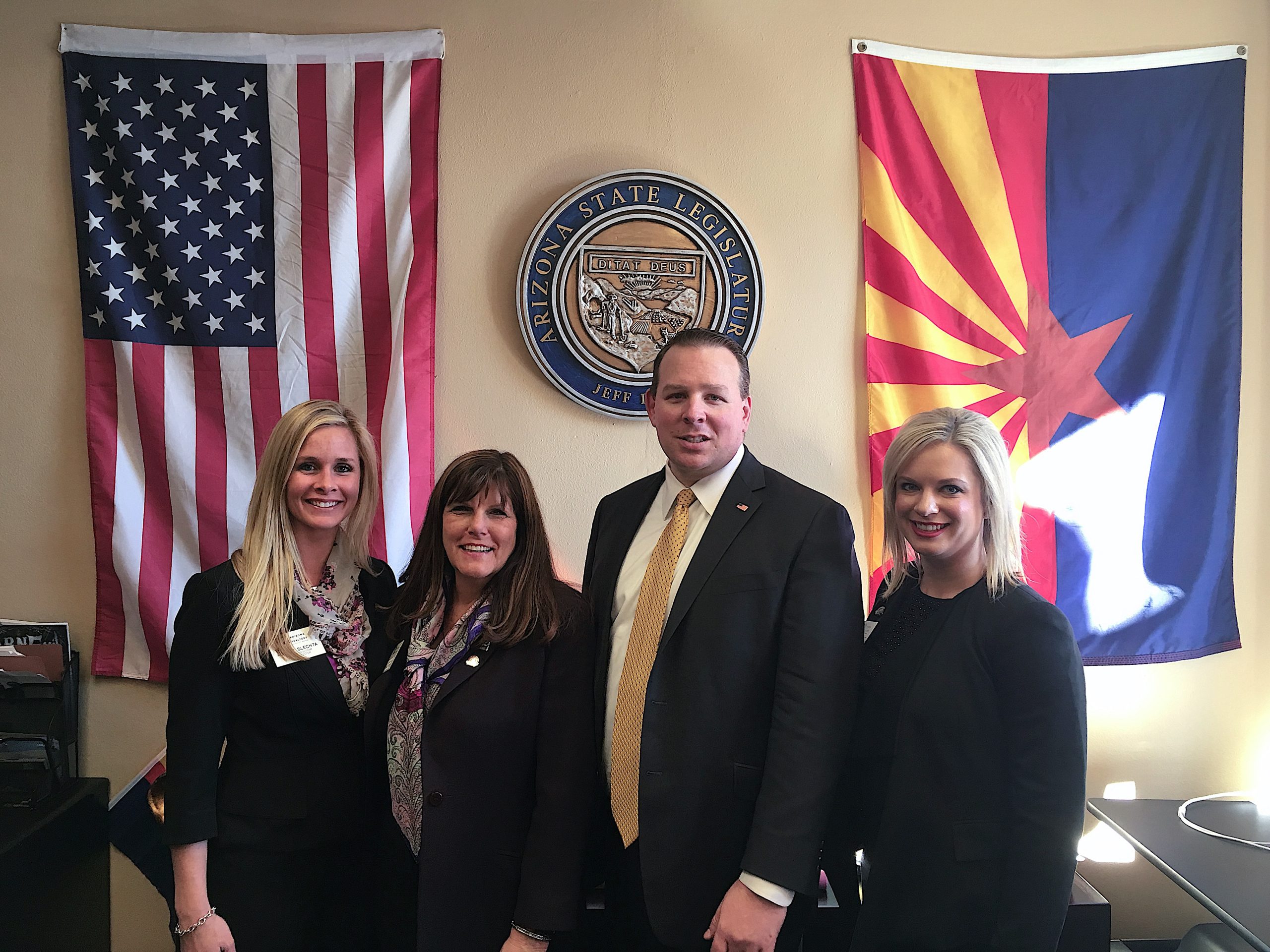 El senador Jeff Dial en su oficina de la Legislatura del Estado de Arizona, con las banderas de Estados Unidos y de Arizona y el sello de la Legislatura